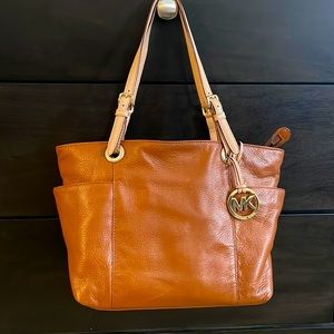Very clean bag only used 4 times nice soft leather